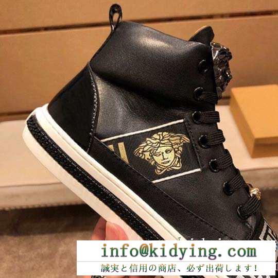 ヴェルサーチ スニーカー メンズ 秋冬スタイルをよりて素敵に versace コピー palazzo high-tops with greca 黒 通勤通学 セール