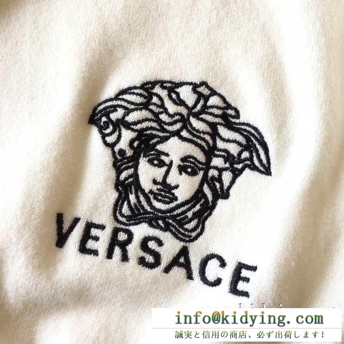 国内入手困難2019秋冬新作 今年の秋冬の大人気作品 ヴェルサーチ versace プルオーバーパーカー 2色可選