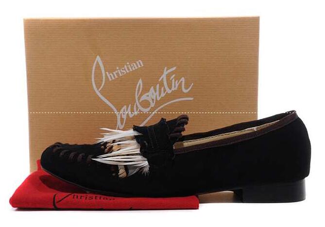 モードな雰囲気を持ち合わすクリスチャンルブタン、Christian louboutinの黒いタッセル装飾のメンズパンプス靴.