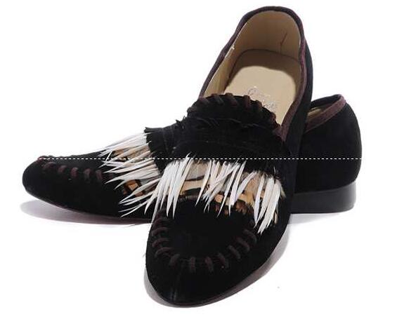 モードな雰囲気を持ち合わすクリスチャンルブタン、Christian louboutinの黒いタッセル装飾のメンズパンプス靴.