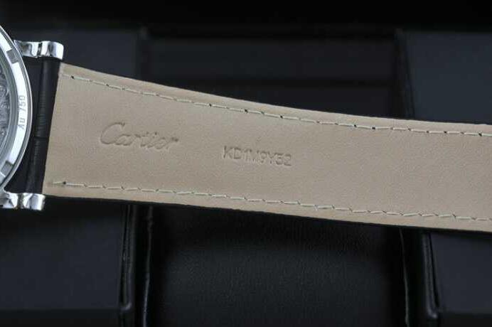 新作入荷定番人気のCARTIER カルティエ 時計 偽物 自動巻きの機械式のメンズ腕時計 黒レザー.