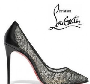 フェミニンな女性らしいデザインのChristian Louboutin　クリスチャンルブタン　レデイース用の黒いレースでのハイヒールパンプス.