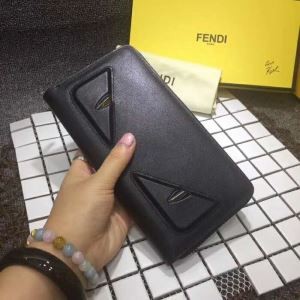 FENDI2018年春夏のトレンド様々なコーディネートに財布...