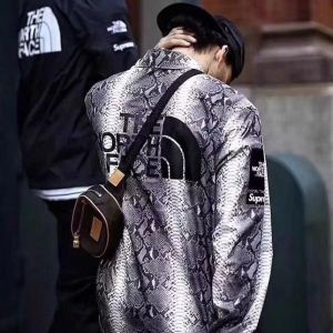 新登場のSupreme North Face Snakeskin Taped Seam Coaches Jacketシュプリームコピージャケット男女兼用ブラック