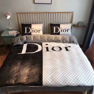Diorブランド コピー 布団 カバー寝具ディオール定番なデザインのキルトセットブラックとホワイトの背景色ブランドロゴ