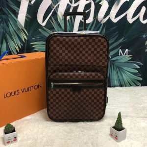 春らしいきれい色のように  ルイ ヴィトン LOUIS VUITTON  2019年春夏のトレンドの動向 トランク