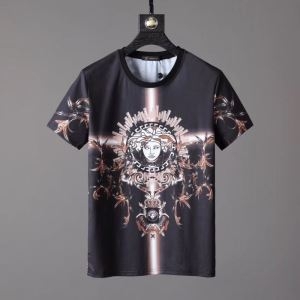 VERSACE ヴェルサーチ ｔシャツ コーデ 2019SSでトレンドの動向 コピー メンズ ブラック ファッション 大人気 最低価格