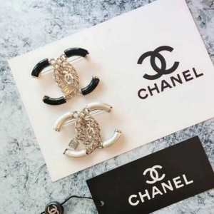 2色可選 ブローチ カジュアルな雰囲気があり 引き続き注目のスタイル シャネル CHANEL