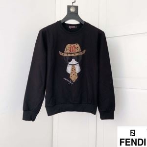 FENDI メンズ パーカー シンプル着こなしをオシャレに仕...