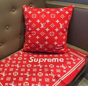 SUPREME 枕を抱く 2019秋冬最重要アイテム シュプ...