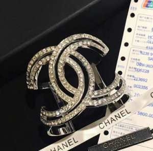 シャネル ブレスレット 安い 優しく華奢なスタイルに 人気 CHANEL レディース ロゴ おしゃれ コピー シルバー 着こなし 品質保証