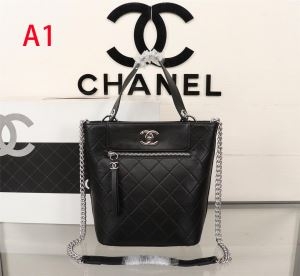 寒い季節にピッタリの着なし シャネル CHANEL ハンドバッグ 2色可選 2019年秋冬コレクションを展開中