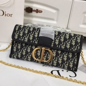 ディオール DIOR 斜め掛けバッグ 秋らしさをキープする定...