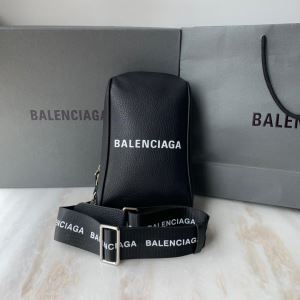 シンプルシックなコーデに最適 BALENCIAGA ショルダ...