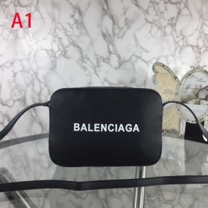 EVERYDAY エブリデイ ショルダーバッグ ナチュラルな雰囲気を演出 バレンシアガ メンズ BALENCIAGA コピー 格安 552370D6W2N1000