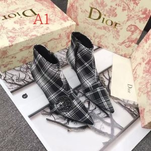 ディオール 軽やかな気心地も嬉しい秋冬アウター  2色可選 DIOR 保温性を強化したシンプルなデザイン レザーブーツ 秋冬シーズンのための新作が揃う