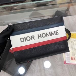 ディオール クラッチバッグ 限定 大人っぽい装いにおすすめ メンズ DIOR コピー ブラック ロゴ入り 便利 ブランド 激安