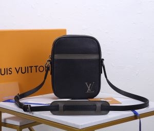 ユニークなキレイめを放つ新作 Louis Vuitton ル...