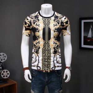 Tシャツ VERSACE 人気 着回し力の高さで大活躍 メン...