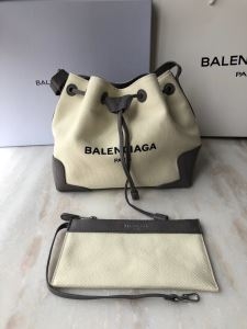 BALENCIAGA バレンシアガ ショルダーバッグ コーデ...