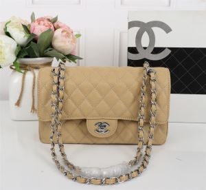 CHANEL ショルダーバッグ 新作 カジュアル感を楽しめる...