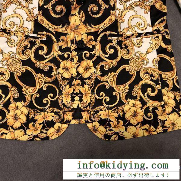 VERSACE ヴェルサーチ メンズ コート 華奢で上品な印象に 超レア コピー gold hibiscus はなやか プリント 品質保証