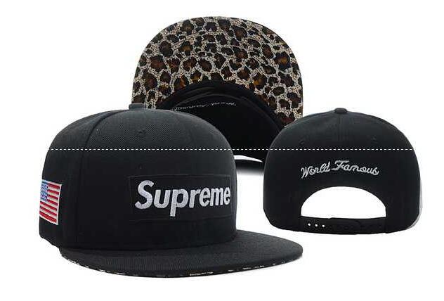 シンプルで気兼ね無く使えるSupreme、シュプリームのツバメワーク帽子.