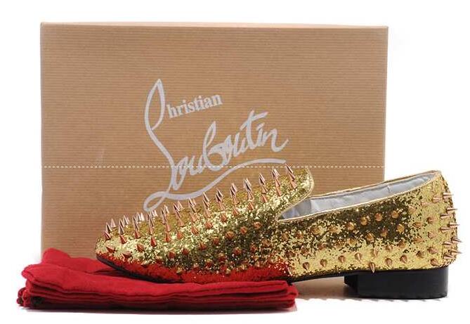 存在感があるChristian louboutin、クリスチャンルブタンのスダッズパンプス靴.