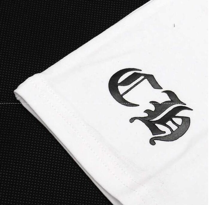 最安値新品のカットソー フレア プリント 胸ロゴが付くクロム ハーツ 偽物 chrome hearts 棉コットン材質のメンズ半袖tシャツ.