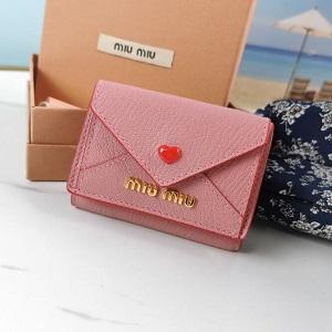 MIUMIU折り財布スーパーコピーカードスロット3個ミュウミュウめちゃ可愛