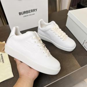 おススメの秋冬アイテムをCHECK 今っぽさ人気定番品 お手頃価格バーバリースニーカー偽物 通販..