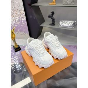 ブランド 偽物 通販ルイ ヴィトンスニーカーカジュアルを一歩大人に 限定☆セール 今からの季節にピッタリ！ .