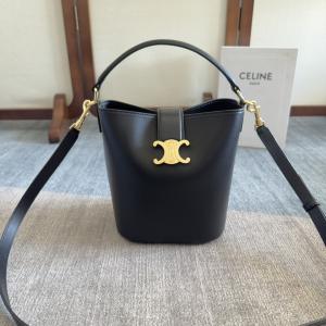 バッグ暑い日にも涼やかさを感じる 綺麗な 個性的なモデルブランドコピーCELINE.
