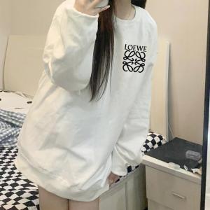 ブランド 偽物 激安 通販冬っぽさ新作アイテム 様々なコーディネートに 安心国内発送 TシャツLoewe.