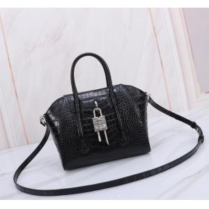 ブランド 偽物男女共用 クラシカルな雰囲気 軽快に着こなせるバッグGIVENCHY.