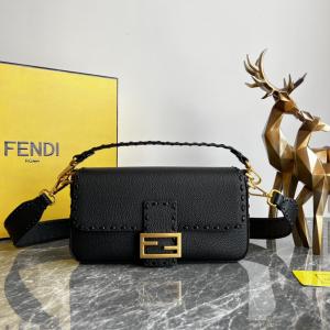 ブランド コピー 安心バッグギフトにオススメ 完売間近 最安値に挑戦FENDI..