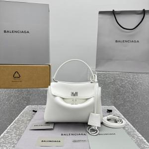 Balenciagaバック大人気再入荷セール 新色続々登場 モード感の高い2026のスタイル 2026ブランドコピー.