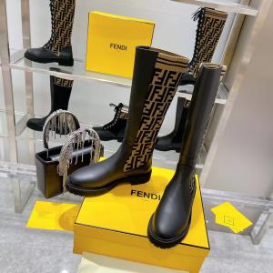 ブーツスーパー コピー 安心ロゴがかっこいい プレゼントにも 大人のオシャレにFENDI..