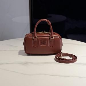 MiuMiu注目ブランド 収納力抜群 素敵な商品ブランド アクセサリー 激安バッグ..