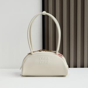 バッグMiuMiu芸能人愛用 魅力的 新作限定ブランド コピー 販売店.