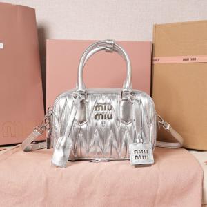 ブランド コピー 販売 MiuMiu最新アイテム 返品可能送料込 プレゼントにバッグ.
