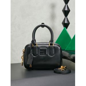 MiuMiu流行の最前線 関税送料込 2026年春限定 永遠の定番    ブランド スーパー コピー 店舗..