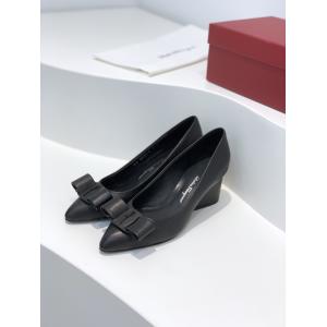FERRAGAMOサンダルブランド フェイク爆買い低価 着まわし力抜群 立ち上げより入荷!..