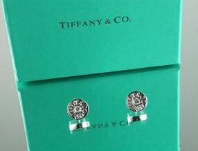 大人の上質な輝きが印象的なティファニー 並行輸入　TIFFANY　レデイース用のイヤリング　シルバー　女性.