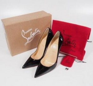 大人っぽいフェミニンなセンスを醸し出すChristian Louboutin　クリスチャンルブタン　黒いハイヒールパンプス.