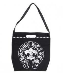 クロムハーツ バッグ メンズ メールBSフレアバッグ 圧倒的な新作のセメタリークロスパッチ鞄 ブラック レザー Chrome Hearts 男性ショルダーバッグ.