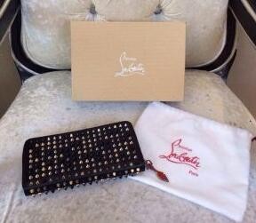 CHRISTIAN LOUBOUTIN 黒いクリスチャンルブタン 財布 メンズ 驚きの破格値セールのスダッズ ダウンファスナーロングウォレット.