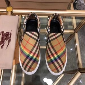 大人気定番 高級感が溢れる BURBERRY バーバリー カジュアルシューズ 当店ランキング1位常連