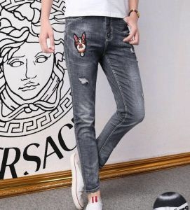 ヴェルサーチ VERSACE  ジーンズ　目を惹く作品　2018年秋冬のトレンド