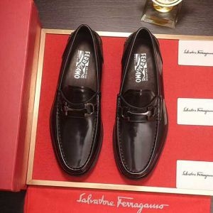 カジュアルシューズ 秋冬話題アイテム 人気新作登場 FERRAGAMO サルヴァトーレフェラガモ 定番の魅力